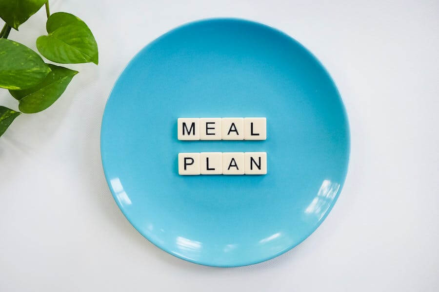圓型的藍色盤子上放著帶有 MEAL PLAN 字母的方塊