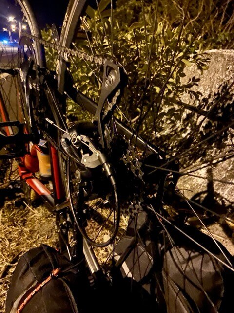 黑夜中在路邊的草叢將單車倒過來