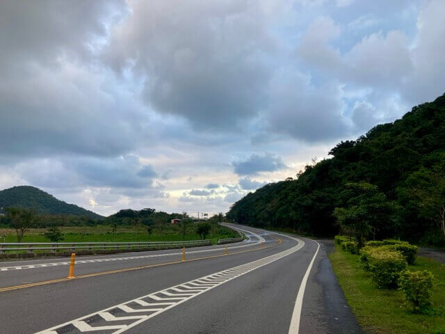 烏雲和蜿蜒沒車的下坡公路