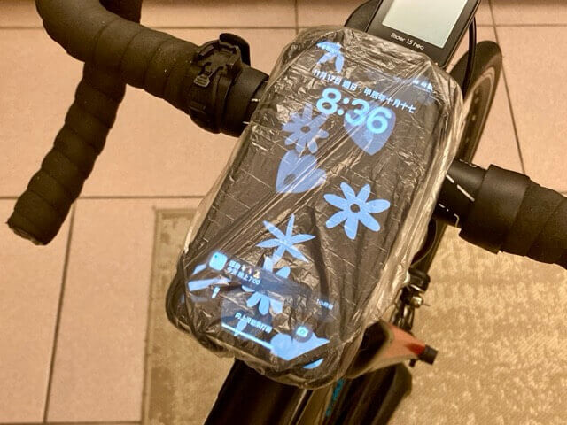 架在單車上的手機，被套上一次性浴帽