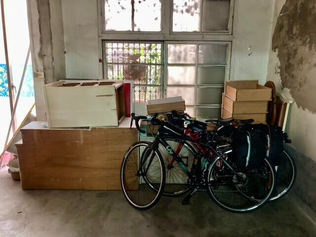 兩台單車靠在廢棄的家具前面