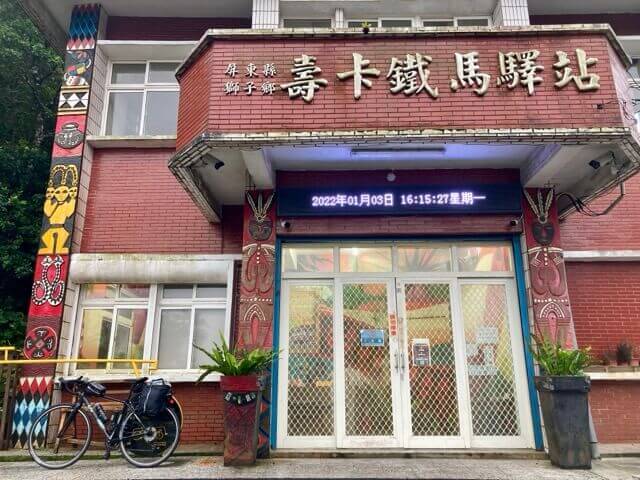 一台單車停放在紅色外觀的鐵馬驛站外