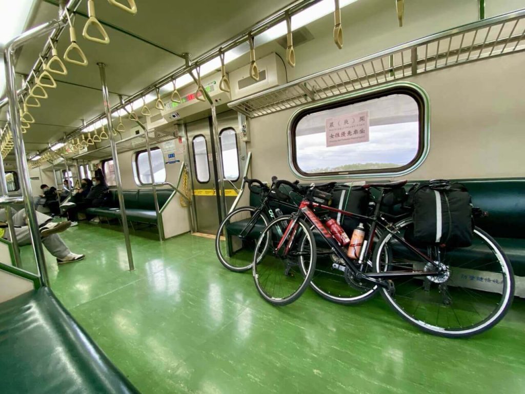 兩台單車靠在火車車廂的座椅邊