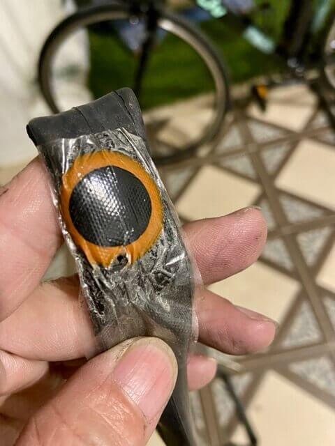 單手拿著用補胎片補過的單車內胎