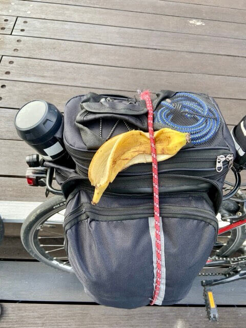 香蕉皮固定在單車的馬鞍袋上